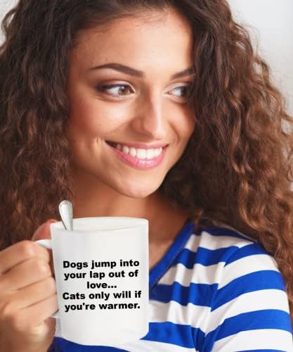 Sevimli ve komik Köpek ve Kedi Karşılaştırması Seramik Kahve Kupası - Köpekler sevgiden kucağınıza atlar! (15 oz)