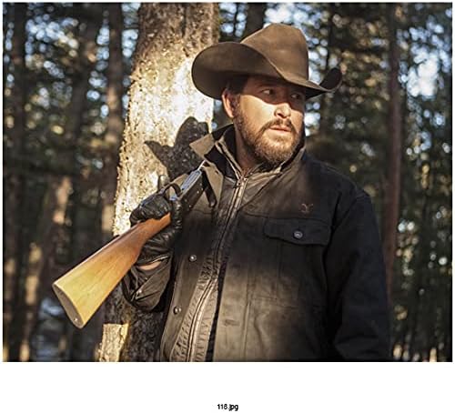 Yellowstone'daki Cole Hauser (RIP) (TV Şovu 2018-) Ağacın Yanında Duruyor, Elinde Silah 8 inç x 10 inç FOTOĞRAF, BG