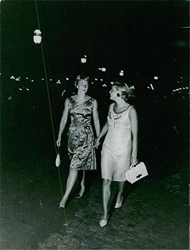 ChristineKiki Caron'un geceleri Katie Ferguson ile yürüyen vintage fotoğrafı.