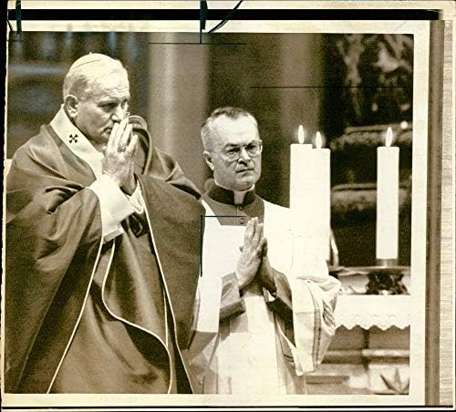 Papa John Paul II'nin (L) dua eden bir rahiple vintage fotoğrafı