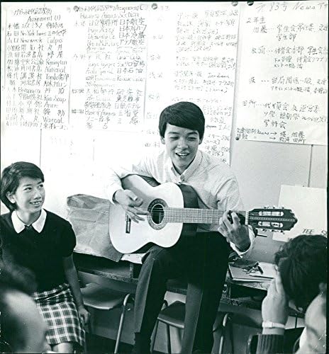 Okulda gitar çalan Katsumi Sasahara'nın vintage fotoğrafı.