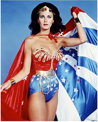 Lynda Carter 8 İnç x 10 İnç FOTOĞRAF Wonder Woman TV Dizisi (1975-1979) Tutma Pelerin Yukarı w/Sol El Mavi Arka Plan